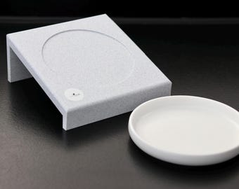 Exclusive: Set Ergonomic Slanted Feeding Bowl Riser & White Ceramic Bowl ''Grand'' Ø 18 cm – Ergonomic Feeding Station, Incline to Prevent Vomiting