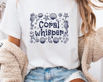 Camiseta con estampado de caballitos de mar y conchas marinas, colores cómodos, camiseta playera costera, regalo para amantes del océano, camiseta gráfica de verano.