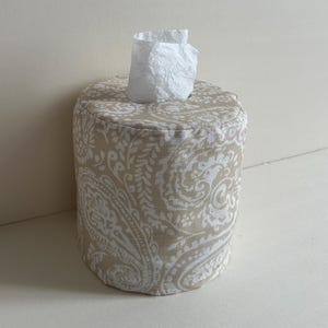 Copri scatola di fazzoletti di cotone floreale bianco. Scatola di fazzoletti rotonda, scatola di fazzoletti in tessuto, scatola di fazzoletti decorativa.