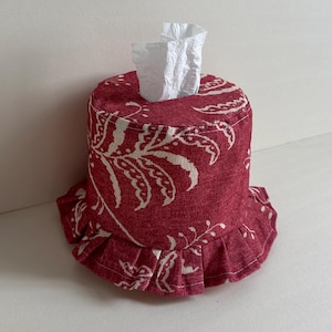 Capa para caixa de lenços de algodão com padrão floral vermelho. Caixa de lenços redonda, caixa de lenços de tecido, caixa de lenços decorativa.