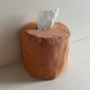 Capa de caixa de lenços de algodão laranja. Caixa de lenços redonda, caixa de lenços de tecido, caixa de lenços decorativa.