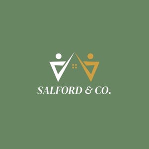 Puede incluir: Un fondo verde con un logotipo blanco y dorado. El logotipo presenta dos personas estilizadas formando una casa con una ventana. El texto "SALFORD & CO." est&aacute; debajo del logotipo.