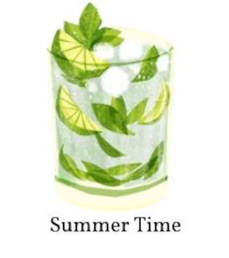 Puede incluir: Una ilustraci&oacute;n en acuarela de una refrescante bebida de verano. La imagen presenta un vaso transparente lleno de hielo, rodajas de lima y hojas de menta verdes. El texto "Summer Time" est&aacute; en la parte inferior de la imagen.