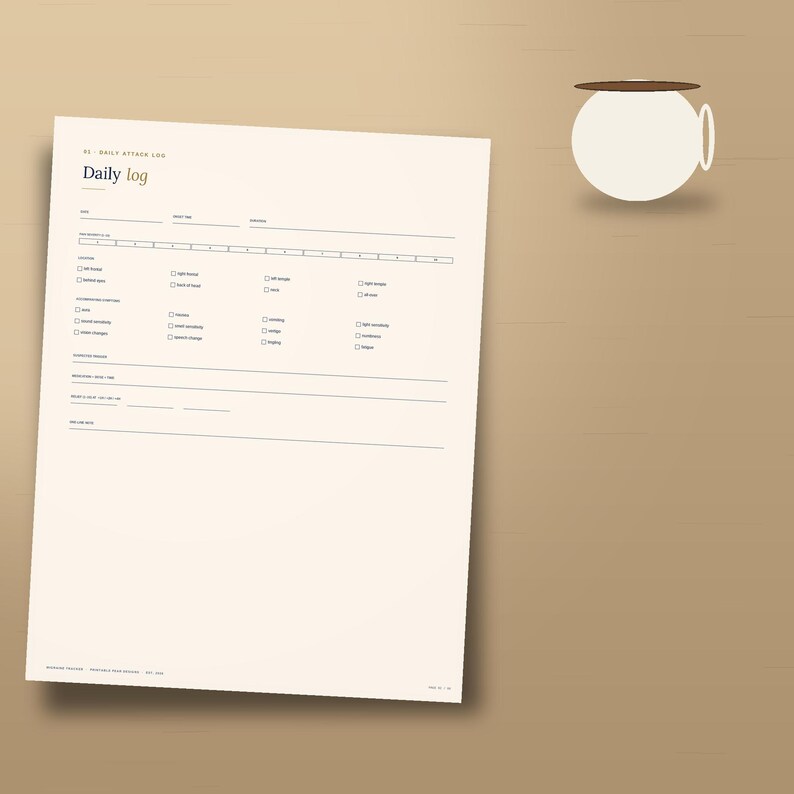 Może przedstawiać: Kremowy papier zatytułowany "Daily Log" o minimalistycznym designie. Dziennik zawiera sekcje do rejestrowania objaw&oacute;w i innych szczeg&oacute;ł&oacute;w. Biały kubek z brązową g&oacute;rą znajduje się w prawym g&oacute;rnym rogu.