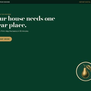 Puede incluir: Un gr&aacute;fico digital verde oscuro con el texto "PRINTABLE PEAR DESIGNS" en la parte superior, "START WITH THE SYSTEMS" sobre "Your house needs one clear place." y "Download, Print, Map the basics in 30 minutes." con un bot&oacute;n "PRINT &middot; MAP &middot; DECIDE".