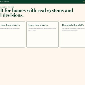 Puede incluir: Un gr&aacute;fico digital con fondo crema y texto verde oscuro. El encabezado dice Printable Pear Designs y The person holding the keys. El t&iacute;tulo principal es Built for homes with real systems and real decisions. Tres cuadros describen las categor&iacute;as: First time homeowners, Long time owners y Household handoffs, cada una con una breve descripci&oacute;n de su prop&oacute;sito.
