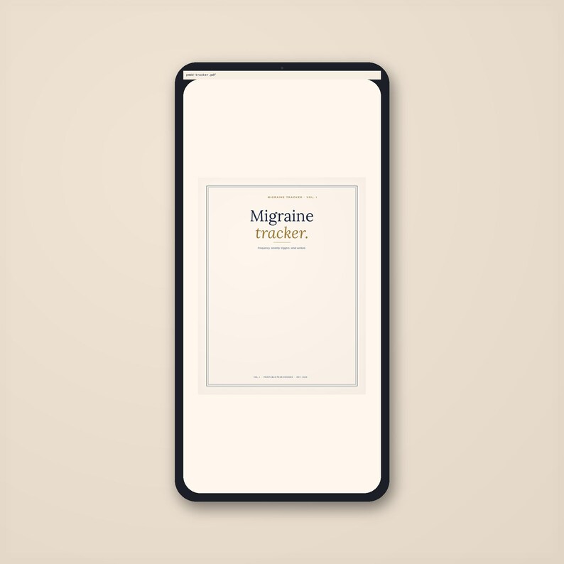 Może przedstawiać: Smartfon wyświetla cyfrowy dokument zatytułowany "Migraine tracker". Dokument ma minimalistyczny design z tytułem w kroju szeryfowym. Tło jest w kolorze miękkiego beżu, a tekst w kolorze ciemnego złota. Telefon ma czarną ramkę.
