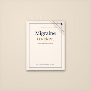 Op de afbeelding: Een afdrukbare migraine tracker met een crèmekleurige achtergrond. De cover bevat de woorden "Migraine tracker" in marineblauw en goud, met de ondertitel "Frequentie, ernst, triggers, wat werkte". Het ontwerp bevat een marineblauw boomicoon en de tekst "Meenemen naar afspraak."