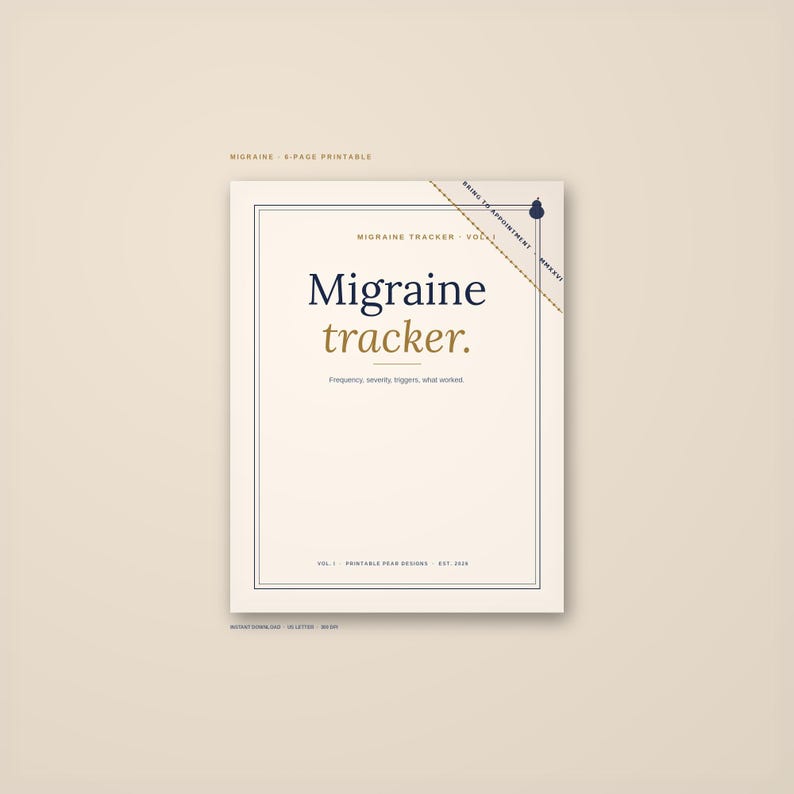 Może przedstawiać: Wydrukowany tracker migreny z kremowym tłem. Okładka zawiera słowa "Migraine tracker" w kolorze granatowym i złotym, z podtytułem "Częstotliwość, nasilenie, wyzwalacze, co zadziałało". Projekt zawiera granatową ikonę drzewa i tekst "Przynieś na wizytę."