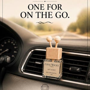 Puede incluir: Un frasco difusor de vidrio transparente con tapa de madera clara y dos varillas, sujeto a la rejilla de ventilación de un coche. La etiqueta dice COOL WICKS, ANY SCENT, REED DIFFUSER OIL, 15 ML. El texto superior dice COOL WICKS CANDLE CO.