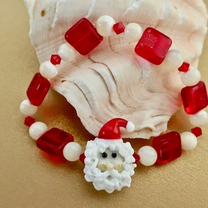 Santa Stretch Bracelet, Christmas Bracelet, Cute Santa Jewelry, Santa Lover Gift, Christmas Jewelry,  Glass Santa Bracelet, Fun Shell Beads