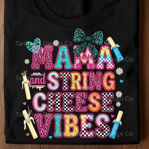 MaMa and String Cheese Vibes, Maglietta divertente con formaggio, Maglietta da civetta con cibo, Grafica carina e femminile, Estetica con fiocco rosa, Idea regalo per buongustai PNG Sublimazione