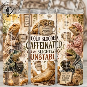 Könnte beinhalten: Ein zylindrischer Becher mit transparentem Deckel und Strohhalm, mit beigem Hintergrund, Illustrationen von Bartagamen und Geckos in Schlafanzügen, die Kaffeetassen halten, sowie dem Text COLD BLOODED, CAFFEINATED & SLIGHTLY UNSTABLE.
