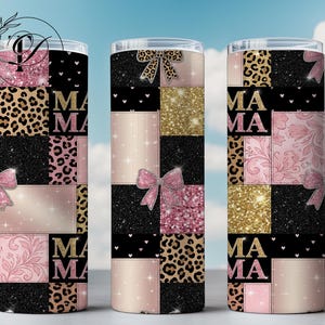 Può includere: Tre bicchieri isolanti con un design patchwork. Il design include stampa leopardata, glitter, fiocchi e la parola "MAMA" in nero. I colori includono rosa, nero e oro. I bicchieri sono cilindrici e sembrano essere in acciaio inossidabile.