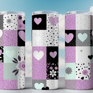 Op de afbeelding: Drie hoge, cilindrische bekers met een patchwork-ontwerp. Elke beker heeft vierkanten in zwart, wit, grijs en lavendel met hart- en bloempatronen. De bekers hebben een glittertextuur en een doorzichtige bovenkant.