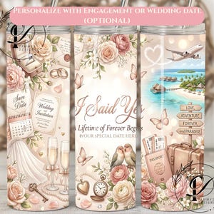 Puede incluir: Un vaso cilíndrico con un diseño envolvente de motivos de boda y viajes. Incluye un anillo de compromiso, una tarjeta "save the date", copas de champán, un velo, rosas, mariposas, agapornis, un reloj de bolsillo, un pasaporte y una playa tropical con un avión. El texto incluye "I Said Yes", "A Lifetime of Forever Begins" y "(YOUR SPECIAL DATE HERE)".