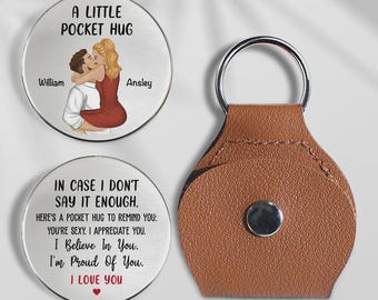 Pocket Hug Personalisierte gravierte Münze mit Lederhülle, Benutzerdefinierte Nachricht für Paar, Beziehung Schlüsselbund