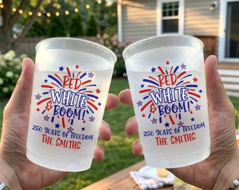 Op de afbeelding: Twee bekers van mat plastic met een rood en blauw vuurwerkgrafiek en de tekst RED WHITE & BOOM! 250 YEARS OF FREEDOM THE SMITHS gedrukt in rode en blauwe inkt. De bekers hebben een doorschijnende afwerking en een cilindrische vorm.