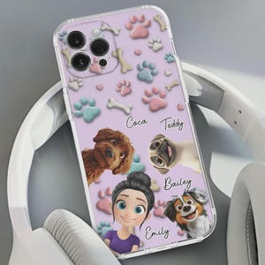 Peut inclure: Une coque de téléphone transparente avec un fond lilas orné d'illustrations de chiens de dessin animé, d'empreintes de pattes et d'os. Les noms "Coca", "Teddy", "Bailey" et "Emily" sont écrits sur la coque. La coque est conçue pour un smartphone.