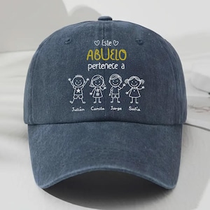 May include: A navy blue baseball cap with the text "Este Abuelo pertenece a" in yellow, with a heart symbol above. Below the text are four stick figures with the names Julián, Camila, Jorge, and Sofía.