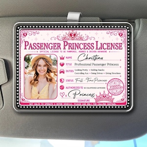Peut inclure: Une carte rectangulaire fantaisie de permis de princesse passagère avec un design rose et blanc, des bordures en forme de cœur, une couronne et la photo d'une personne portant un chapeau de paille. Le texte inclut Passenger Princess License.