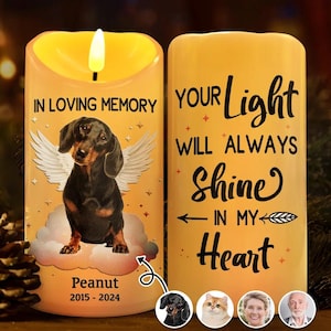 Puede incluir: Una vela amarilla con un dachshund negro y marrón con alas de ángel en una nube. La vela tiene el texto "In loving memory" y "Peanut 2015-2024". El otro lado de la vela tiene el texto "Your light will always shine in my heart".