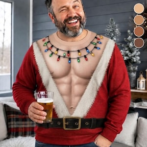 Peut inclure: Un sweat-shirt rouge à manches longues avec un imprimé représentant un torse musclé, orné d'une guirlande de lumières de Noël colorées autour du cou, agrémenté d'une bordure en fausse fourrure blanche et d'une ceinture noire imprimée.