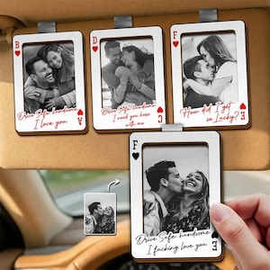 Peut inclure: Quatre clips de pare-soleil rectangulaires en bois blanc en forme de cartes à jouer, chacun présentant une photo de couple en noir et blanc, un symbole de cœur rouge et du texte manuscrit incluant Drive Safe handsome I love you.