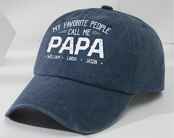 Könnte beinhalten: Marineblaue Baseballkappe mit dem weißen Text "MY FAVORITE PEOPLE CALL ME PAPA". Die Namen William, Linda und Jason sind unter dem Wort "PAPA" aufgedruckt. Die Kappe hat einen gebogenen Schirm und einen Knopf oben.
