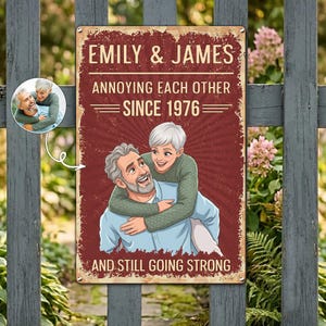 Personalisiertes Foto-Jubiläumsschild aus Metall: Lustiges Geschenk zum Thema „Sich gegenseitig ärgern“, mit Namen und Datum