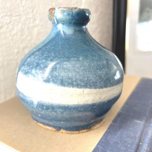 Pequeño jarrón de cerámica azul y blanca hecho a mano, cerámica rústica artesanal