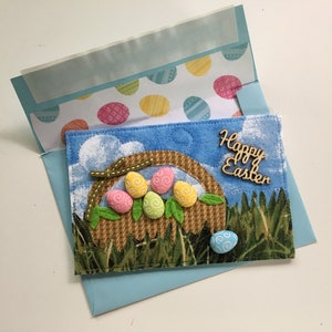 Carte postale en tissu avec panier de Pâques composé d'oeufs colorés