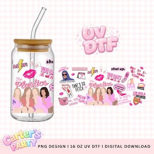 以下が含まれることがあります： 竹製の蓋と曲がったガラスストローが付いた透明なガラスタンブラー。タンブラーには「The Plastics」というテキストとさまざまなピンク色のグラフィックがデザインされています。同様のデザインのステッカーシートも表示されます。