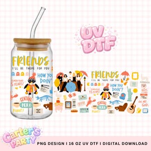 Può includere: Un bicchiere di vetro trasparente con un coperchio di bambù e una cannuccia di vetro curva. Il bicchiere presenta un design colorato con il testo "FRIENDS" e varie illustrazioni a tema. Il design include un pinguino, tazze di caffè e altre grafiche correlate.