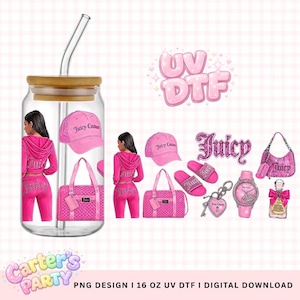 Puede incluir: Diseño digital rosa con un vaso de vidrio, gorra de béisbol, bolso, reloj y otros accesorios. El diseño incluye un chándal Juicy Couture rosa y el texto "Juicy Couture".