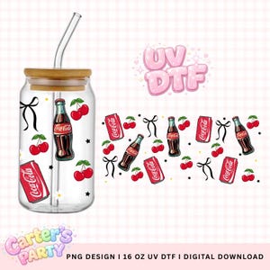 Puede incluir: Un vaso de vidrio transparente con tapa de bambú y pajita de vidrio curvada. El vaso está decorado con botellas, latas, cerezas y lazos negros de Coca-Cola. El texto "UV DTF" está en rosa.