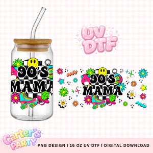 Può includere: Un bicchiere di vetro trasparente con coperchio in bambù e cannuccia di vetro curva. Il bicchiere presenta un design colorato con la scritta "90's MAMA" su sfondo a scacchi bianchi e neri, insieme a pattini a rotelle e fiori.