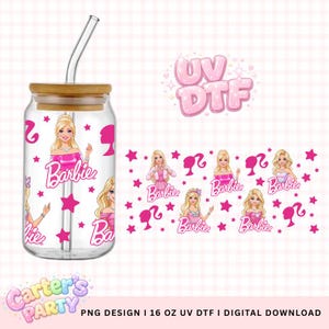 Peut inclure: Un gobelet en verre transparent en forme de canette avec un couvercle en bambou et une paille en verre incurvée. Le gobelet présente un motif Barbie rose avec des étoiles et le texte "Barbie". Le texte "UV DTF" et "Carter's Party" est également inclus.
