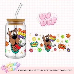 May include: A clear glass can-shaped tumbler with a bamboo lid and a curved glass straw. The tumbler features a cartoon image of Scooby-Doo with the words "Scooby Doo" and "Cartoon Network". Additional graphics include flowers and speech bubbles.