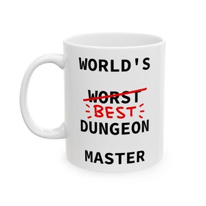 Puede incluir: Taza de cerámica blanca con texto negro que dice "World's Worst Best Dungeon Master" con la palabra "Worst" tachada en rojo.