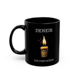Puede incluir: Taza de cerámica negra con un diseño blanco que incluye el texto "Deneir The First Scribe" y una imagen de una vela con un ojo.