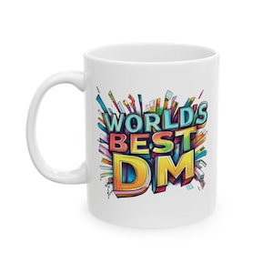 Puede incluir: Taza de cerámica blanca con un diseño gráfico colorido que dice "World's Best DM".