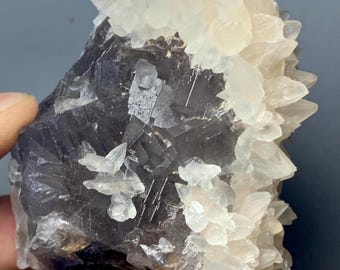 59カラットの魅力的な小さな蛍石と方解石 - 天然ミニクリスタル標本