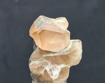メキシコのサカテカス鉱山産の天然トパーズ標本。標本の形成は非常に