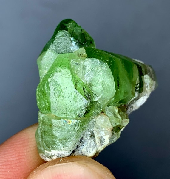 パキスタン産62カラット天然グリーンペリドット結晶標本