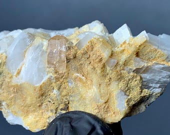 メキシコのサカテカス鉱山産の天然トパーズ標本。標本の形成は非常に