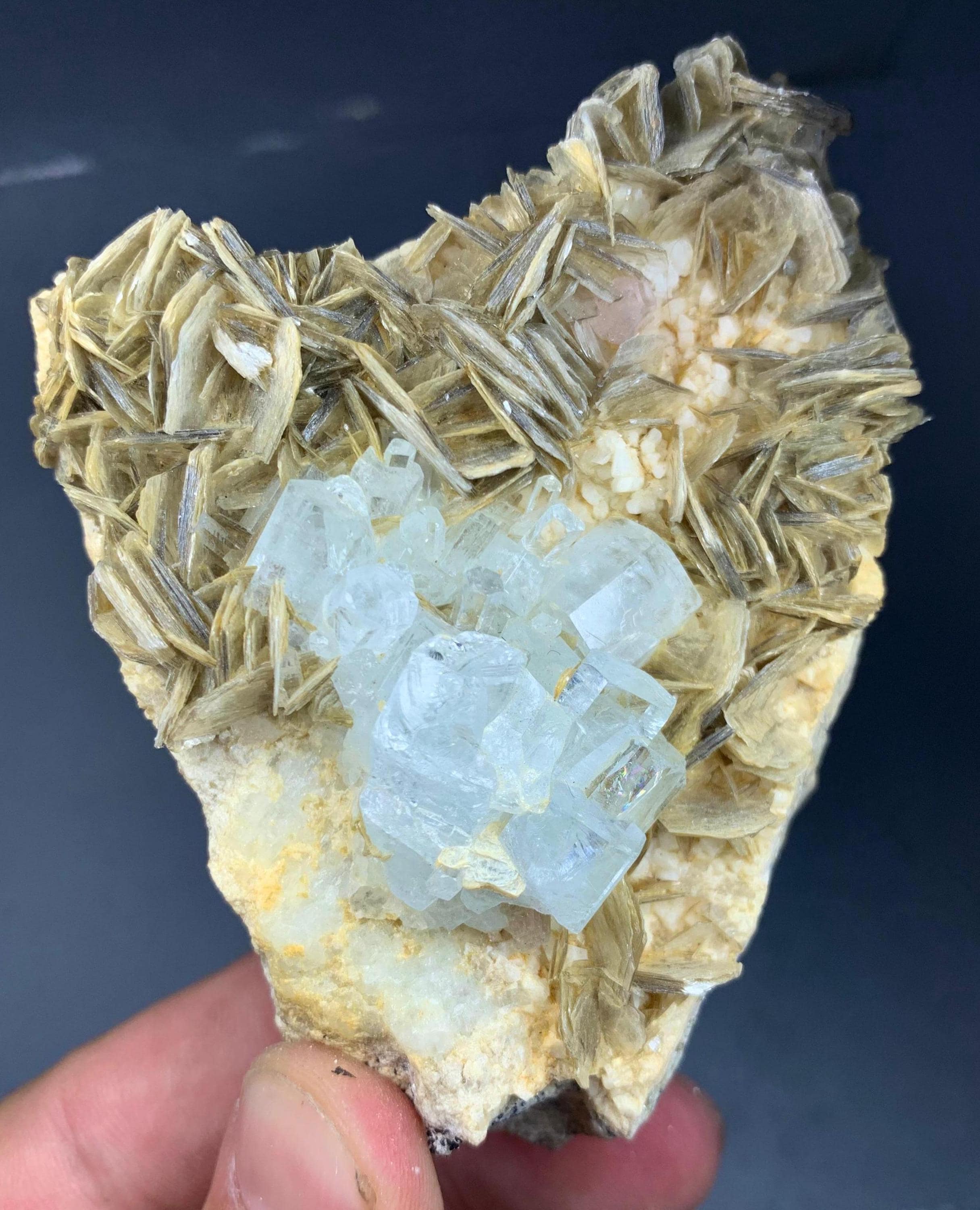 白雲母とアクアマリン群晶 パキスタン産 141 アクアマリン マイカの母岩