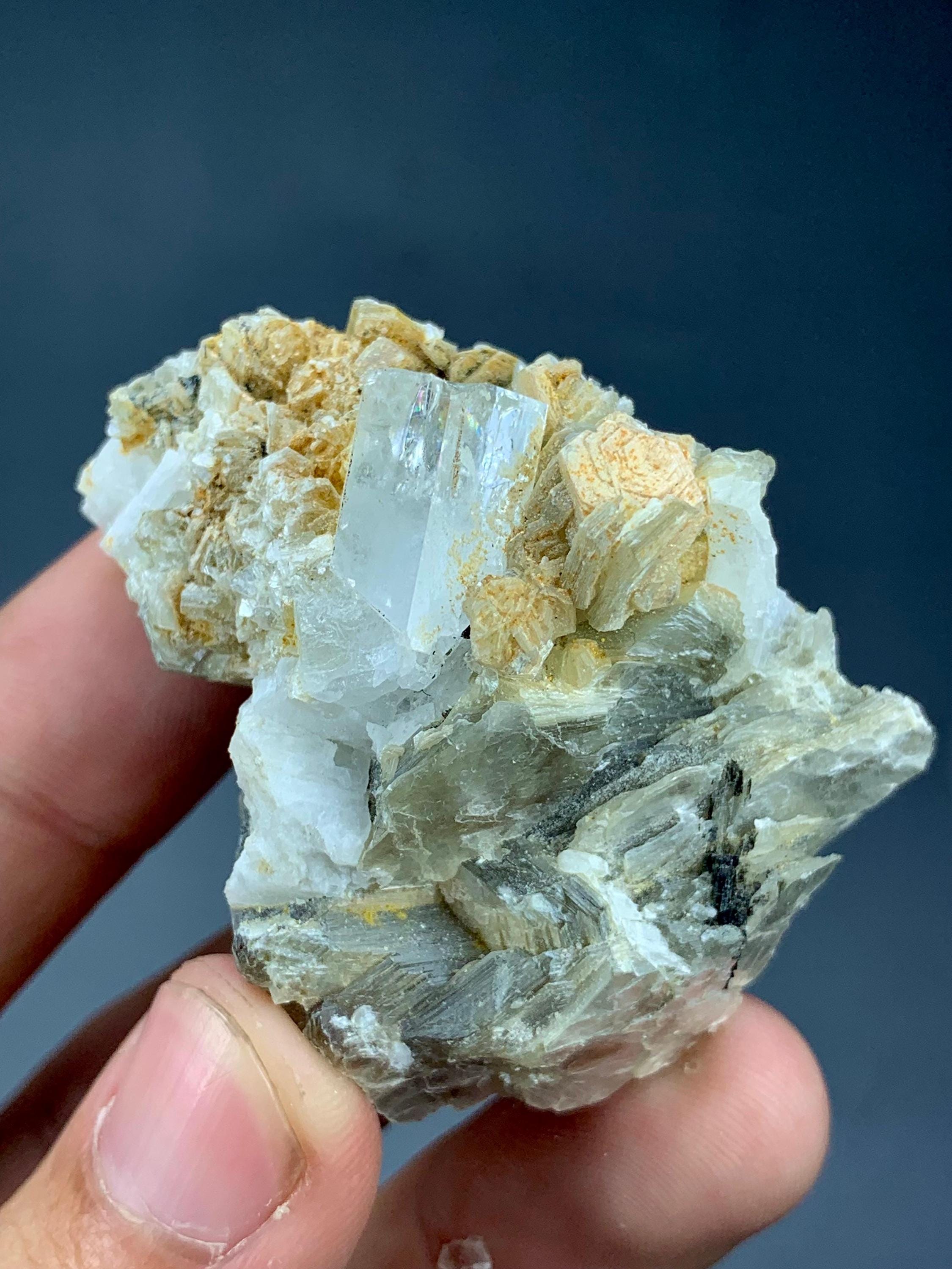 パキスタン産、白雲母と黒トルマリン入り天然アクアマリンクリスタル