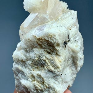 Cristal de topacio natural con agujas de turmalina verde sobre matriz de feldespato – Muestra mineral de 220 g