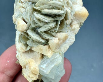Cristal d'aigue-marine naturelle avec muscovite et albite du Pakistan, 198 g